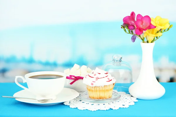 Cupcake en platillo con tapa de vidrio, sobre fondo brillante — Foto de Stock