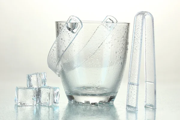 白で隔離されるガラスの氷のバケツ — ストック写真