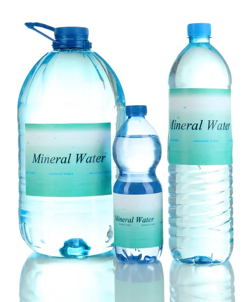 Diferentes botellas de agua con etiqueta aislada en blanco — Foto de Stock