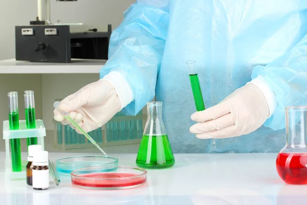 Scientist conducting research in laboratory close up — Stock Photo, Image