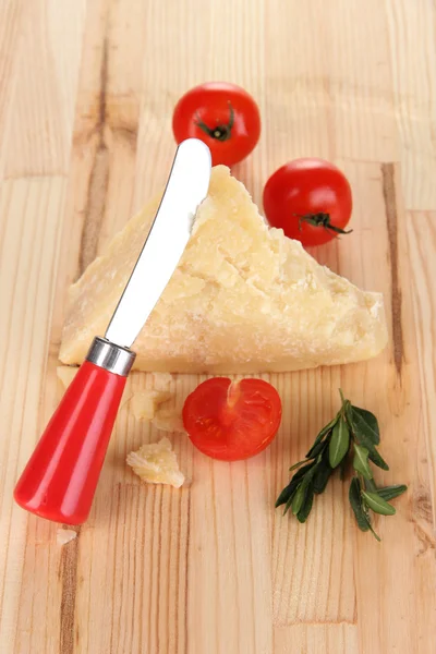 Pedazo de queso parmesano con cuchillo en la mesa de madera — Foto de Stock