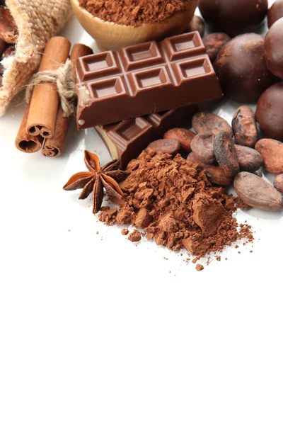 チョコレート菓子、ココア、スパイス、白で隔離されるの組成 — ストック写真