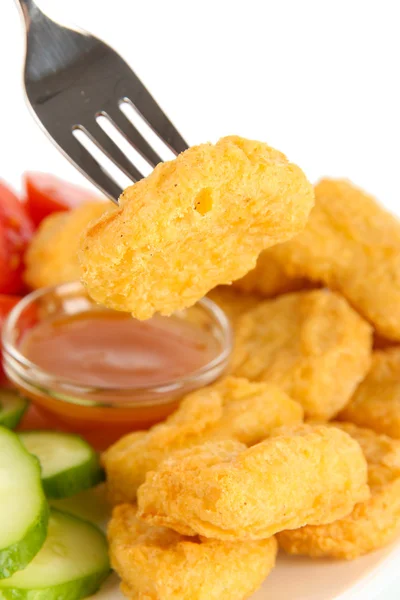 Gebakken kipnuggets met saus en groenten geïsoleerd op wit — Stockfoto