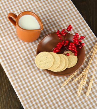 Ahşap arka planda süt ürünleri