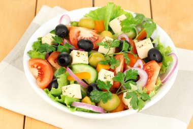 taze salata tabağına ahşap masa