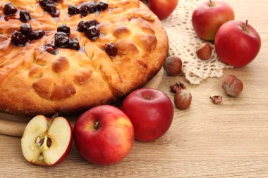 reçel ve ahşap masa üstünde elma ile lezzetli ev yapımı pasta