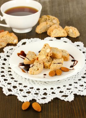 aromatik kurabiye cantuccini ve ahşap masa yakın çekim üzerinde kahve