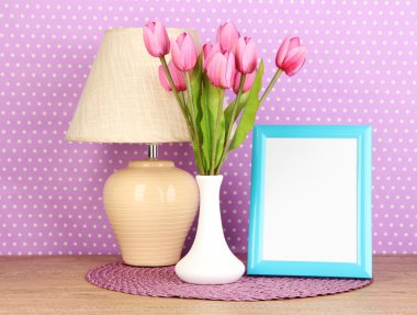 renkli fotoğraf çerçevesi, lamba ve çiçek leylak lekeli zemin üzerine ahşap tablo