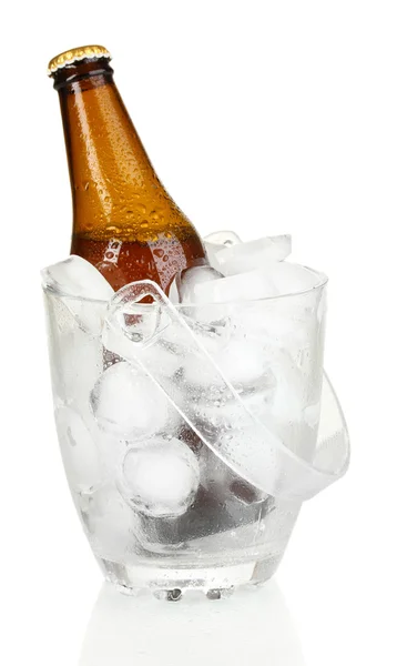 Botella de cerveza en cubo de hielo aislado en blanco —  Fotos de Stock