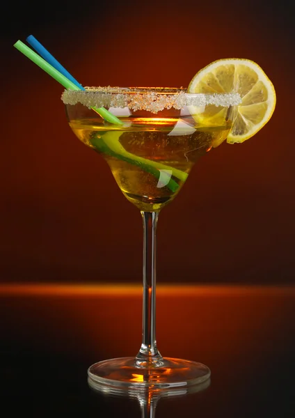 Geel cocktail in glas op kleur achtergrond — Stockfoto