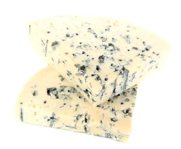 Deux morceaux de fromage bleu isolés sur blanc — Photo