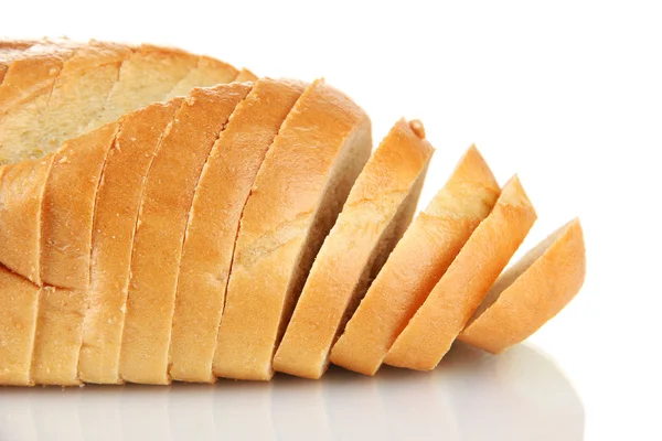 Saboroso pão fatiado, isolado em branco — Fotografia de Stock