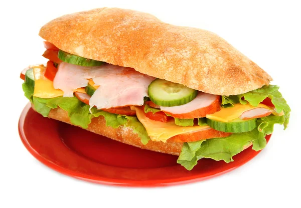 Frisches und schmackhaftes Sandwich mit Schinken und Gemüse isoliert auf weiß — Stockfoto