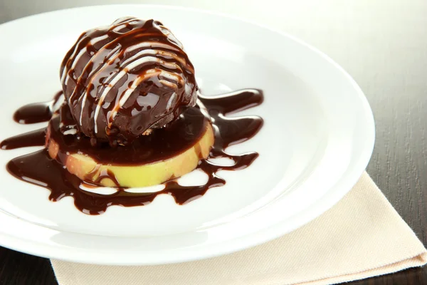 チョコレート デザート大皿にクローズ アップ — ストック写真