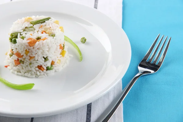 Pysznego risotto z warzywami na stole w kawiarni — Zdjęcie stockowe