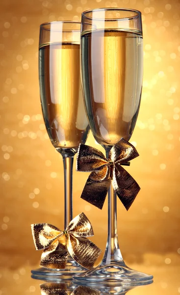 Two glasses of champagne on bright background with lights — Stock Photo, Image