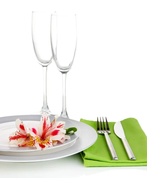 Slavnostní stůl s květinami izolovaných na bílém — Stock fotografie