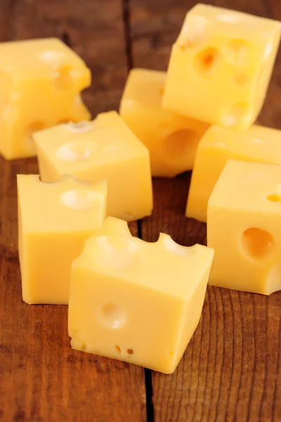Cubos de queso sobre mesa de madera —  Fotos de Stock