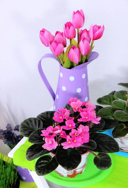 Elementi decorativi e fiori sul tavolo — Foto Stock