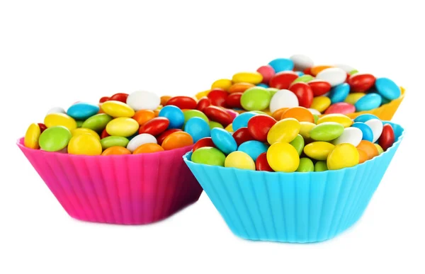 Bunte Bonbons in Cupcake-Hüllen isoliert auf weiß — Stockfoto