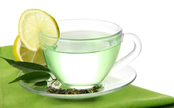 Taza transparente de té verde con limón en la servilleta, aislado en blanco — Foto de Stock