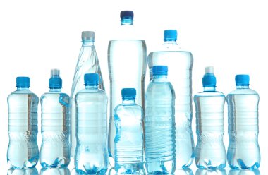 farklı su şişeleri üzerinde beyaz izole