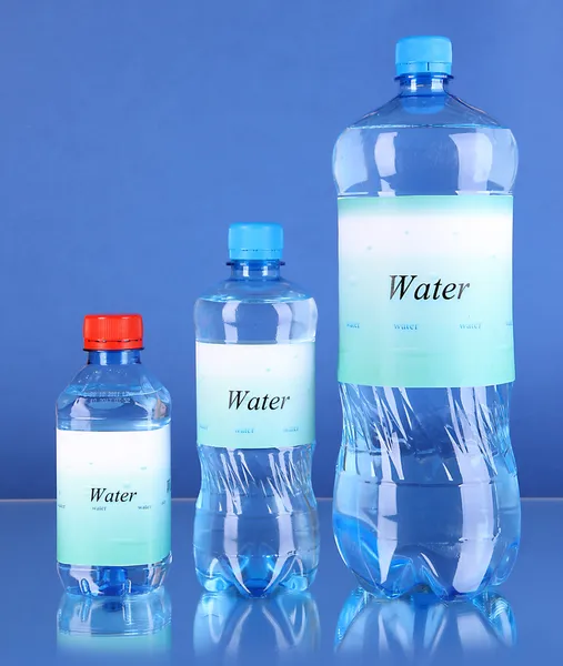 Különböző víz palack címke a kék háttér — Stock Fotó