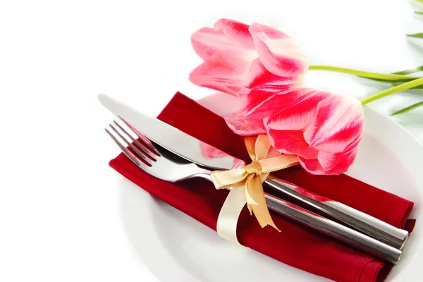 Cenário festivo de mesa de jantar com tulipas isoladas em branco — Fotografia de Stock