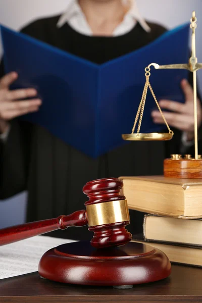 Суддя читає вирок на фіолетовому тлі — стокове фото