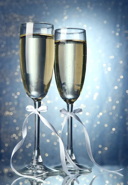 Two glasses of champagne on bright background with lights — Stock Photo, Image