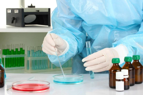 Cientista realizando pesquisa em laboratório de perto — Fotografia de Stock