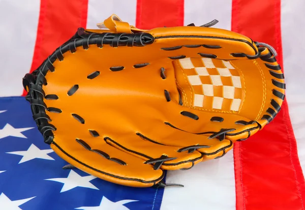 アメリカの国旗の背景に野球のグローブ — ストック写真