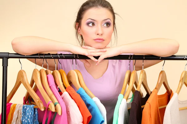 Jong meisje in winkel kopen van kleren — Stockfoto