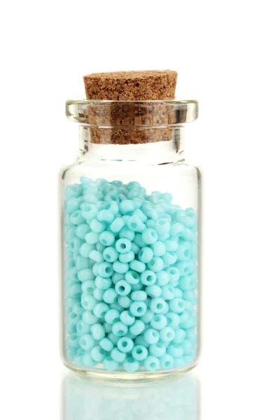 Mała butelka pełna kolorowych paciorków na białym tle — Zdjęcie stockowe