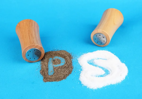 Salt- och pepparkar på färgbakgrund — Stockfoto