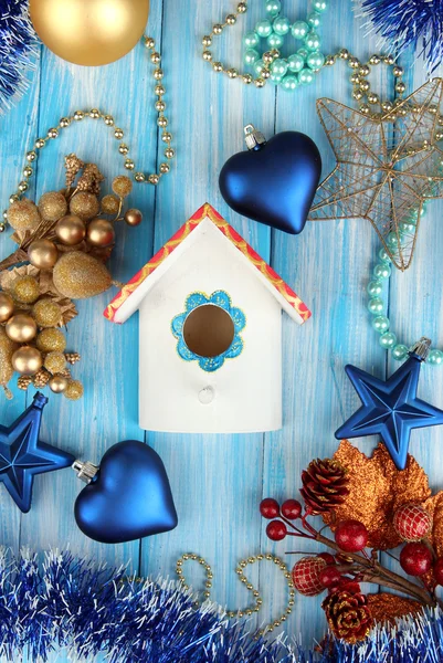 Coffret de nidification et décorations de Noël sur fond bleu — Photo