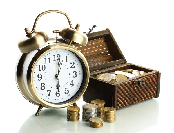 Reloj despertador con monedas en pecho aislado en blanco — Foto de Stock