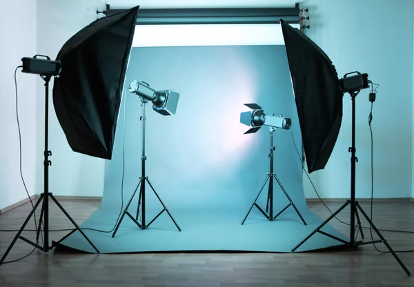 Estúdio fotográfico com equipamento de iluminação — Fotografia de Stock