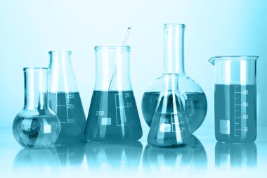 test tüpleri ile yeşil ışık renkli sıvı