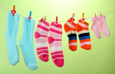 renkli çorap clothesline, renkli arka plan üzerinde asılı