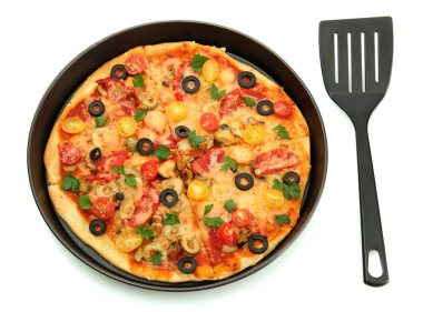 lezzetli deniz ürünleri üzerine beyaz izole tavada pizza