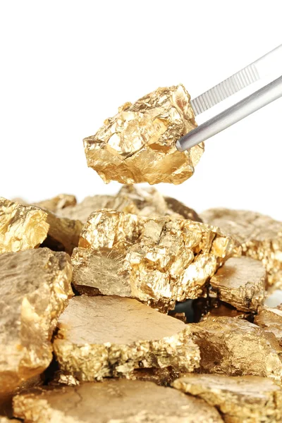 Pinzette mit goldenem Nugget isoliert auf weißem — Stockfoto