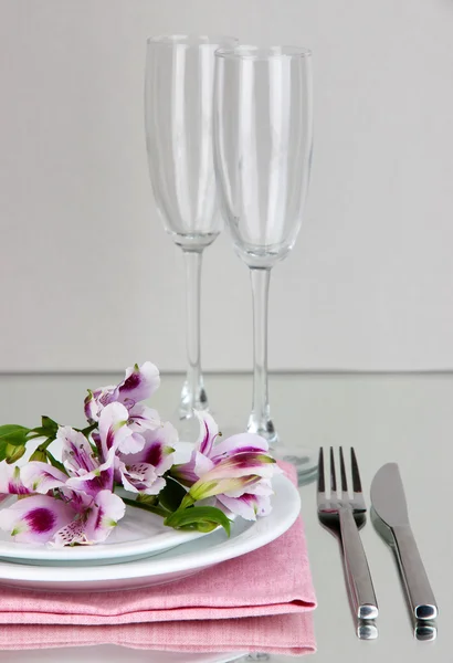 Configuração de mesa festiva com flores no fundo cinza — Fotografia de Stock