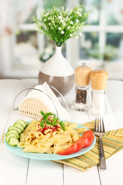 Prato de macarrão Rigatoni com molho de tomate na mesa de madeira branca no café — Fotografia de Stock