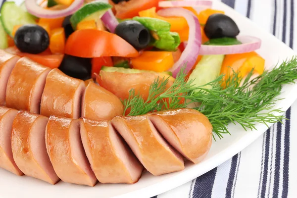 Salsicha grelhada com salada fresca de perto — Fotografia de Stock