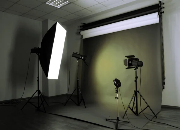 Estudio fotográfico con equipo de iluminación —  Fotos de Stock