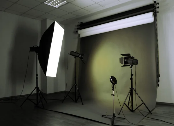 Estúdio fotográfico com equipamento de iluminação — Fotografia de Stock