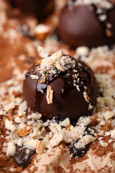 Schokoladenbonbons mit Nüssen, Nahaufnahme — Stockfoto