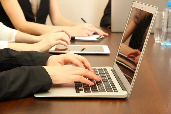 Mani femminili con tablet digitale su sfondo ufficio . — Foto Stock