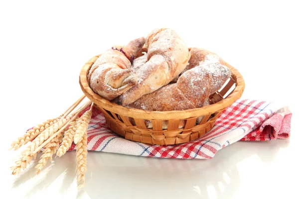 Croissants gosto em cesta isolada no whit — Fotografia de Stock